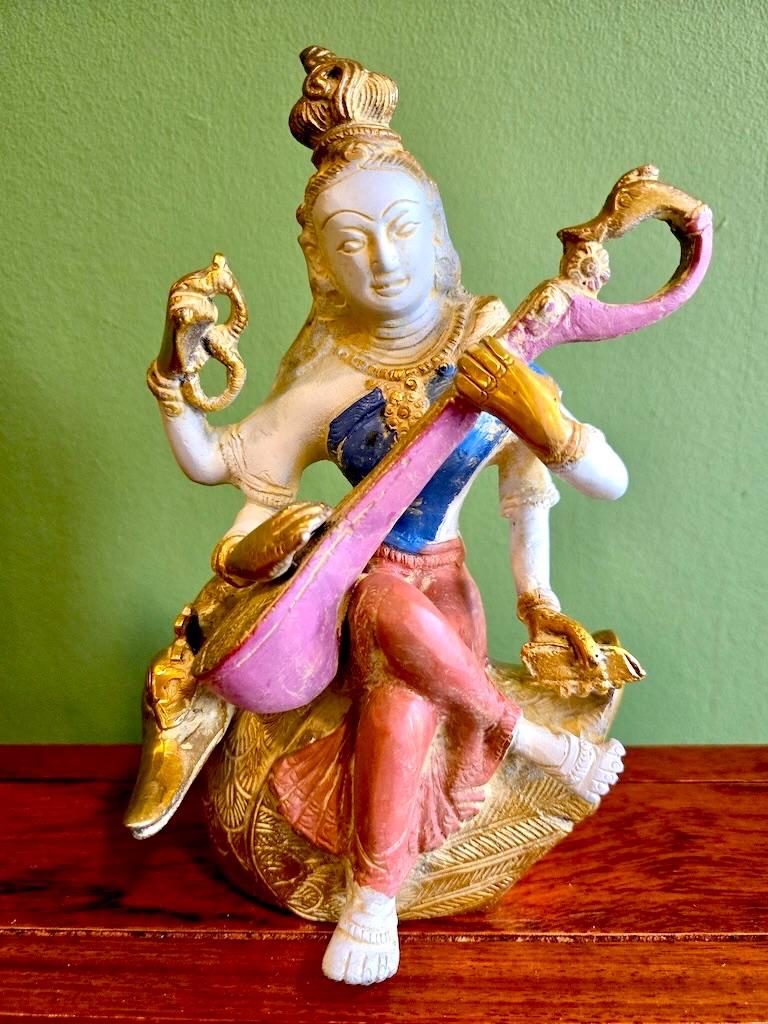 SARASVATI BEELD BRONS 19 CM, Ophalen of Verzenden, Nieuw, Beeld(je), Hindoeïsme