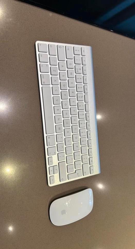 Apple draadloos toetsenbord en muis set, Toetsenbord en muis-set, Ophalen of Verzenden, Zo goed als nieuw, Draadloos