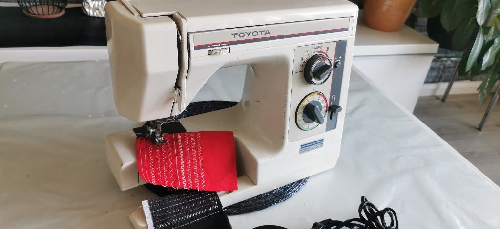 Naaimachine TOYOTA EX490 werkt goed body ijzer, Ophalen of Verzenden, Zo goed als nieuw, Naaimachine, Overige merken