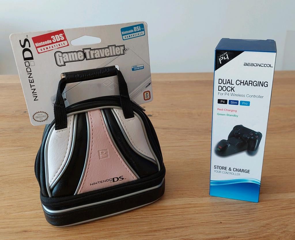 P4 Dual Charging Dock & Game Traveller tas, Voeding, Oplader of Kabel, Nieuw, Ophalen of Verzenden, PlayStation 4