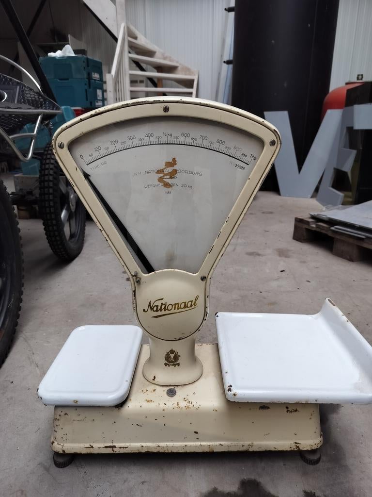 Oude antieke weegschaal Nationaal, Ophalen
