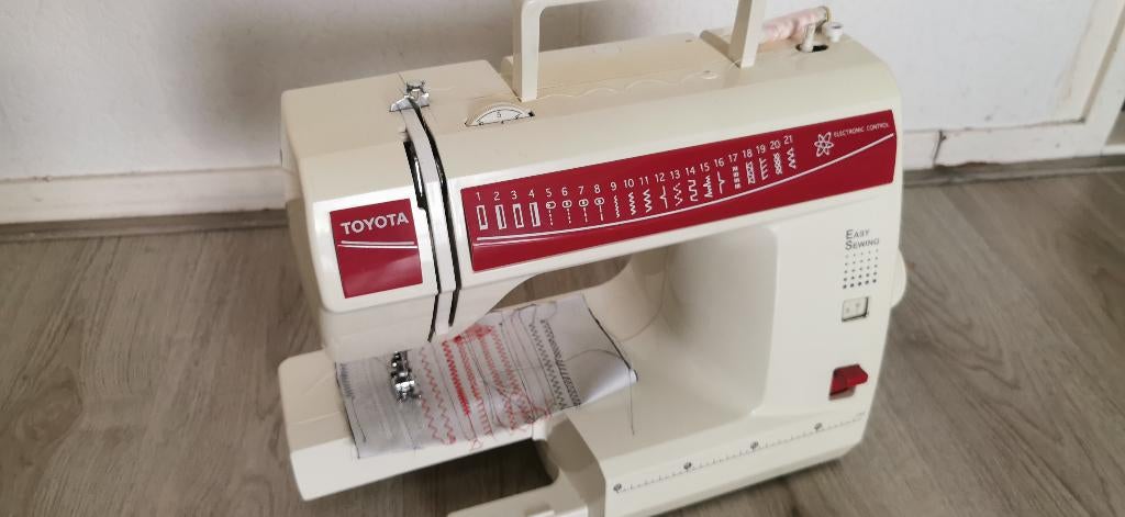 Naaimachine Toyota ES121 compleet werkt goed, Ophalen of Verzenden, Zo goed als nieuw, Naaimachine, Overige merken