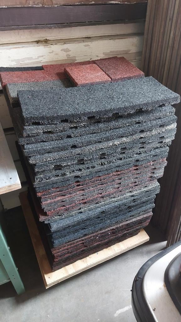 Rubberen tegels rood en zwart 10 x rood 10 x zwart, Doe-het-zelf en Verbouw, Dakpannen en Dakbedekking, Ophalen, Steen of Klei