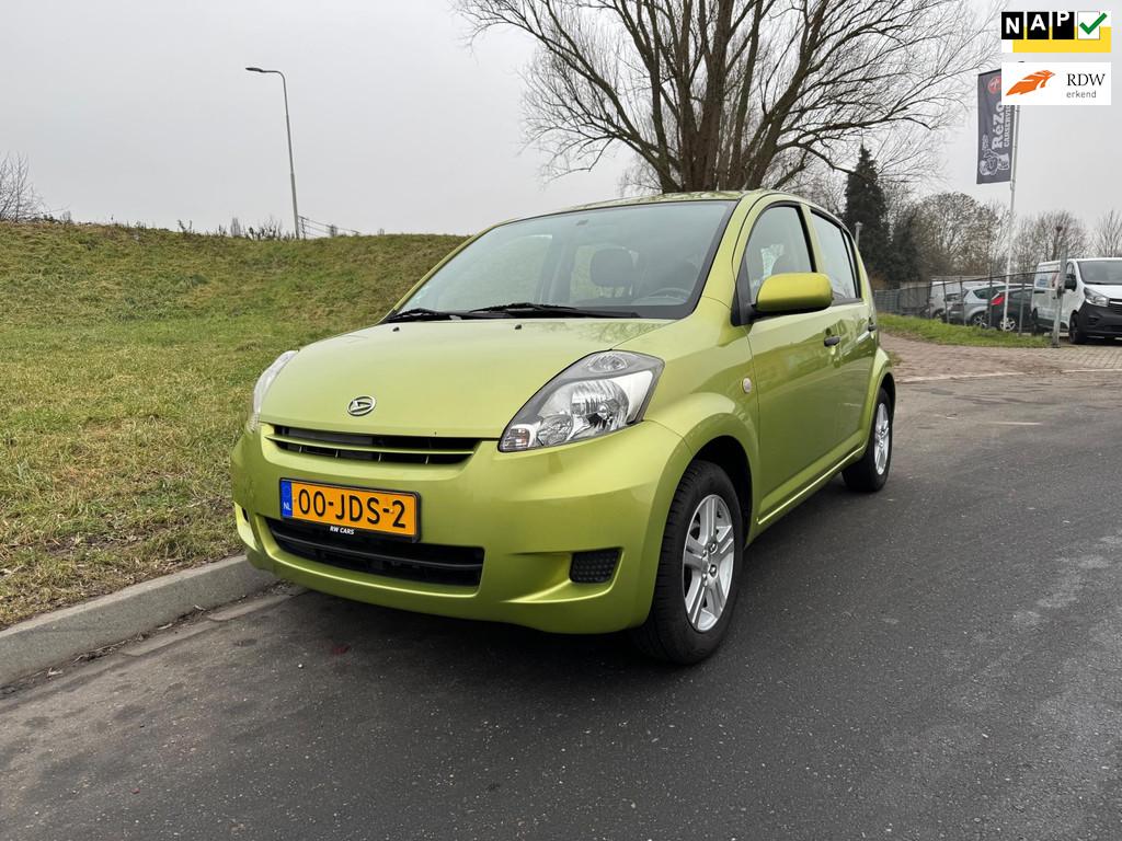 Daihatsu Sirion 2 1.0-12V Premium Airco LM velgen D. OH, Auto's, Daihatsu, Voorwielaandrijving, Gebruikt, Bedrijf, Handgeschakeld