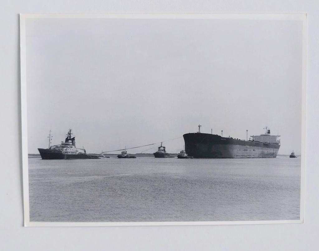 Smit London met op sleep de tanker Neiva., Verzamelen, Scheepvaart, Kaart, Foto of Prent, Ophalen of Verzenden