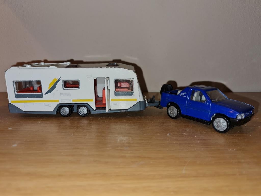 Siku Opel Frontera en caravan vintage 1/64, Ophalen of Verzenden, Gebruikt, Auto, SIKU
