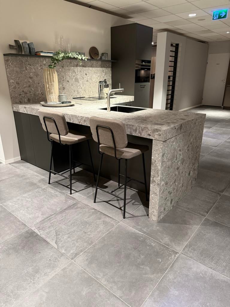 Showroom keuken met stenen werkblad, Ophalen, Graniet of Steen, Zo goed als nieuw, Met kookeiland