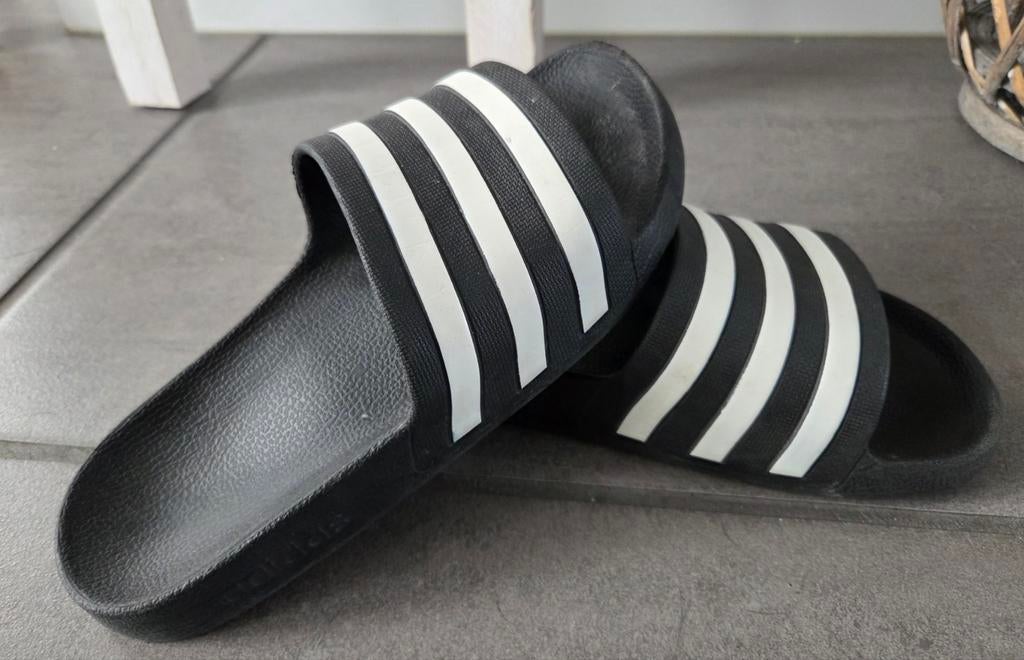 Adidas Slippers Adilette Maat 37 Zwart, Adidas, Zwart, Ophalen of Verzenden, Zo goed als nieuw