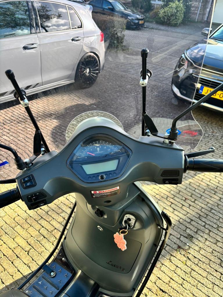 BTC RIVA LUXURY Scooter - Geel Kenteken (45 km/h), Fietsen en Brommers, Brommeronderdelen | Scooters, Ophalen of Verzenden, Gebruikt
