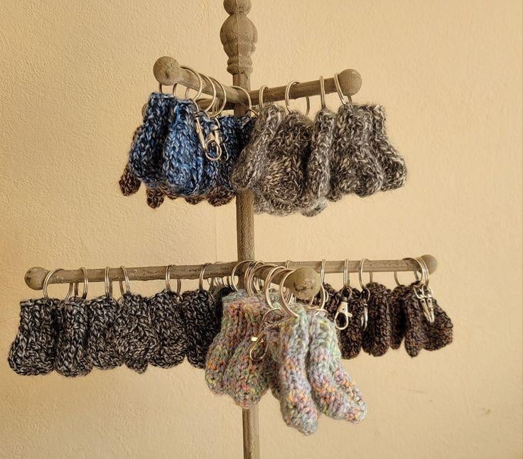 Sleutelhangers gebreid geitenwollen sokjes, Ophalen of Verzenden, Zo goed als nieuw, Overige kleuren