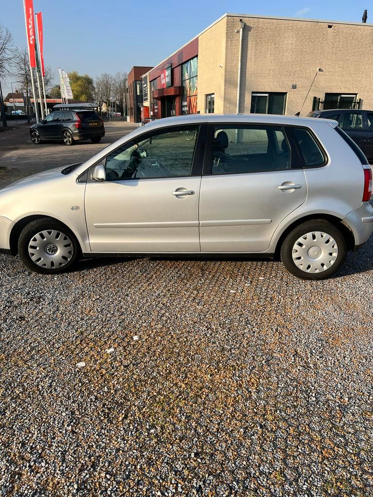 Volkswagen Polo 1.4 55KW AUT 2005 Grijs, Auto's, 74 pk, 49 €/maand, Origineel Nederlands, Particulier