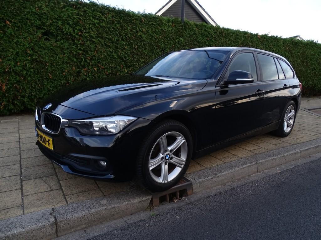 Bmw 3-SERIE 318I LUXURY Touring-Came-Navi-Clima-Trkh-Blth-Pd, Gebruikt, Euro 6, Met garantie (alle), 1445 kg