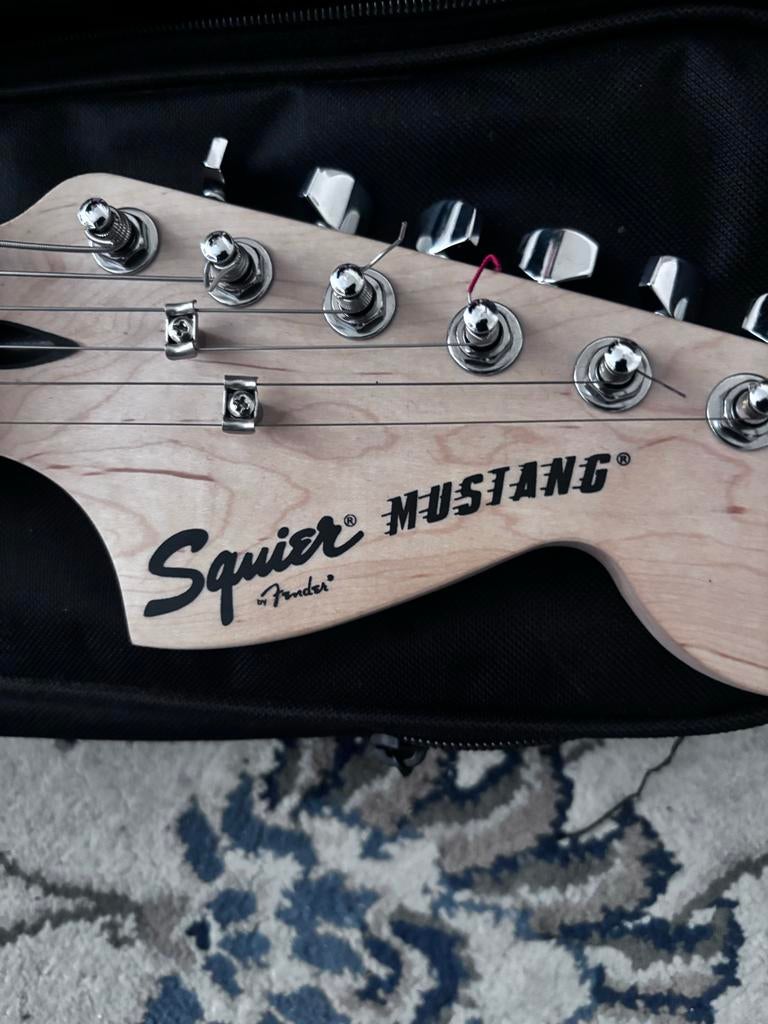 Squier Mustang by Fender - Zwart, Zo goed als nieuw, Muziek en Instrumenten, Versterkers | Bas en Gitaar, Ophalen of Verzenden