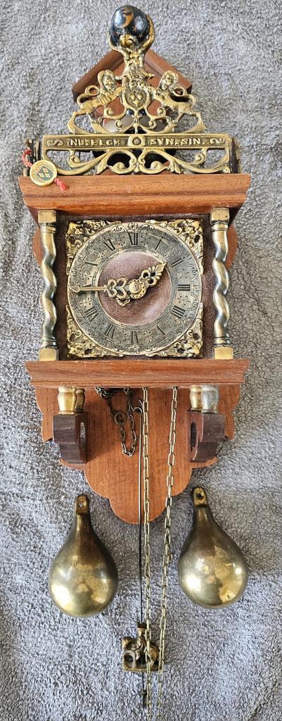 Nu Elck Syn Sin Zaanse Antieke Wandklok met gewichten, Ophalen