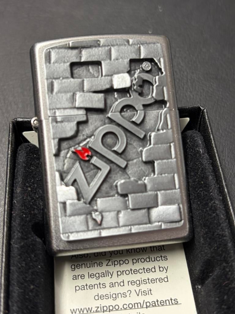 Zippo lighter embleem wall nieuw nooit gebruikt, Ophalen of Verzenden, Zo goed als nieuw, Aansteker