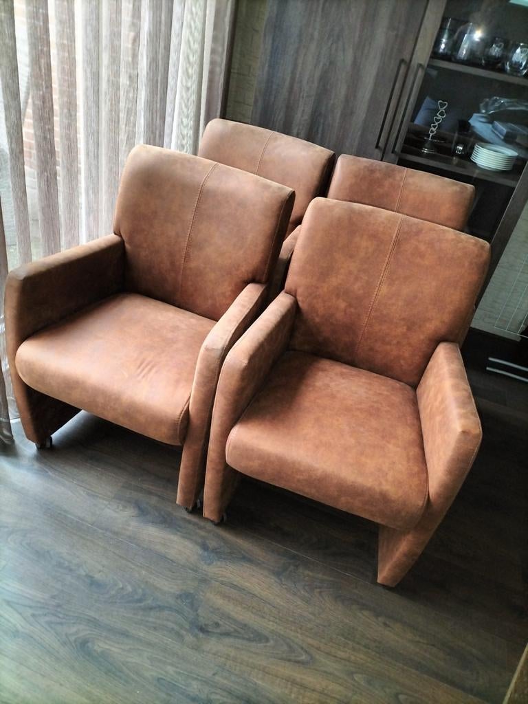 4 nette eetkamerstoelen met wieltjes, Ophalen, Zo goed als nieuw, Minder dan 75 cm, 50 tot 75 cm