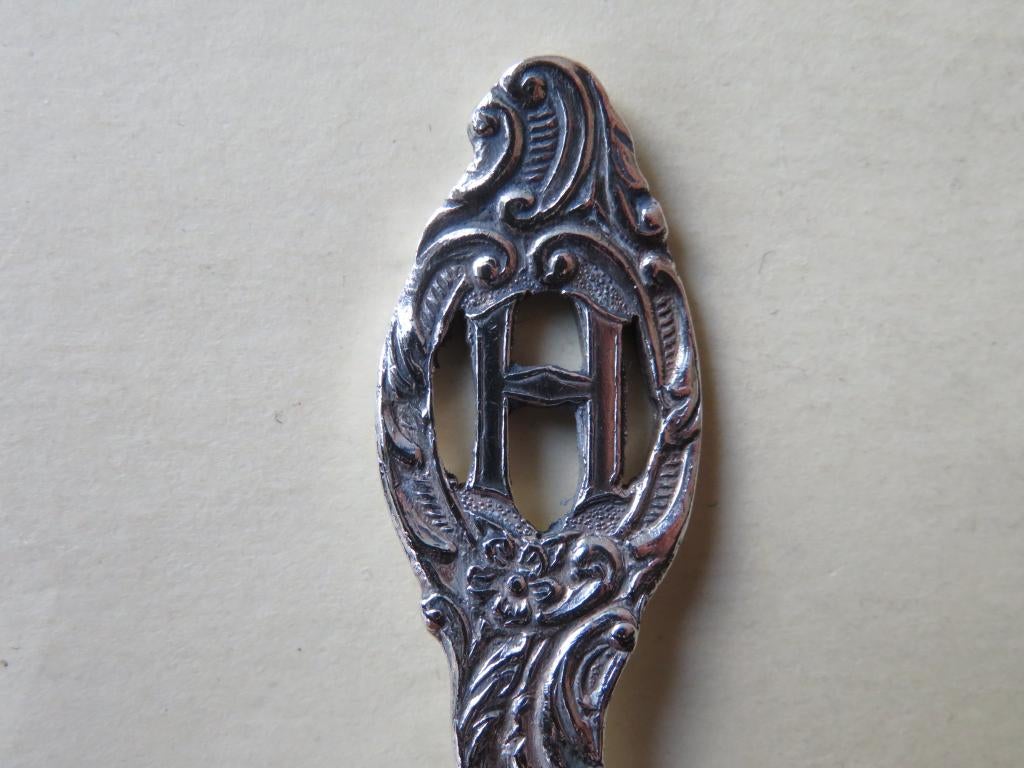 Verzilverd lepeltje letter H opengewerkt / ajour, Antiek en Kunst, Antiek | Bestek, Verzenden