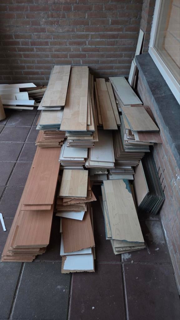 Gratis af te halen: laminaat, plinten en metaalprofielen, Ophalen, Gebruikt, 10 m² of meer, 10 tot 30 cm