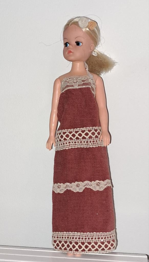 Bruine jurk met rozen haarband barbie sindy fleur excl pop, Ophalen of Verzenden, Gebruikt, Kleertjes