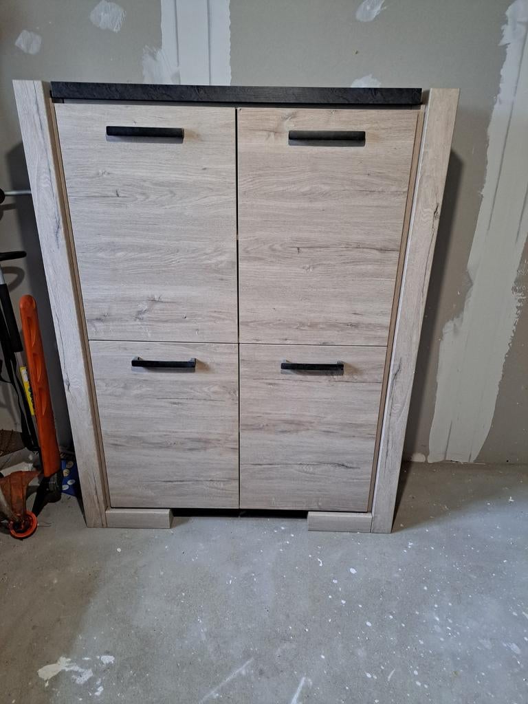 Moderne kast met 4 deuren - Ideaal voor opbergen, Ophalen, Gebruikt
