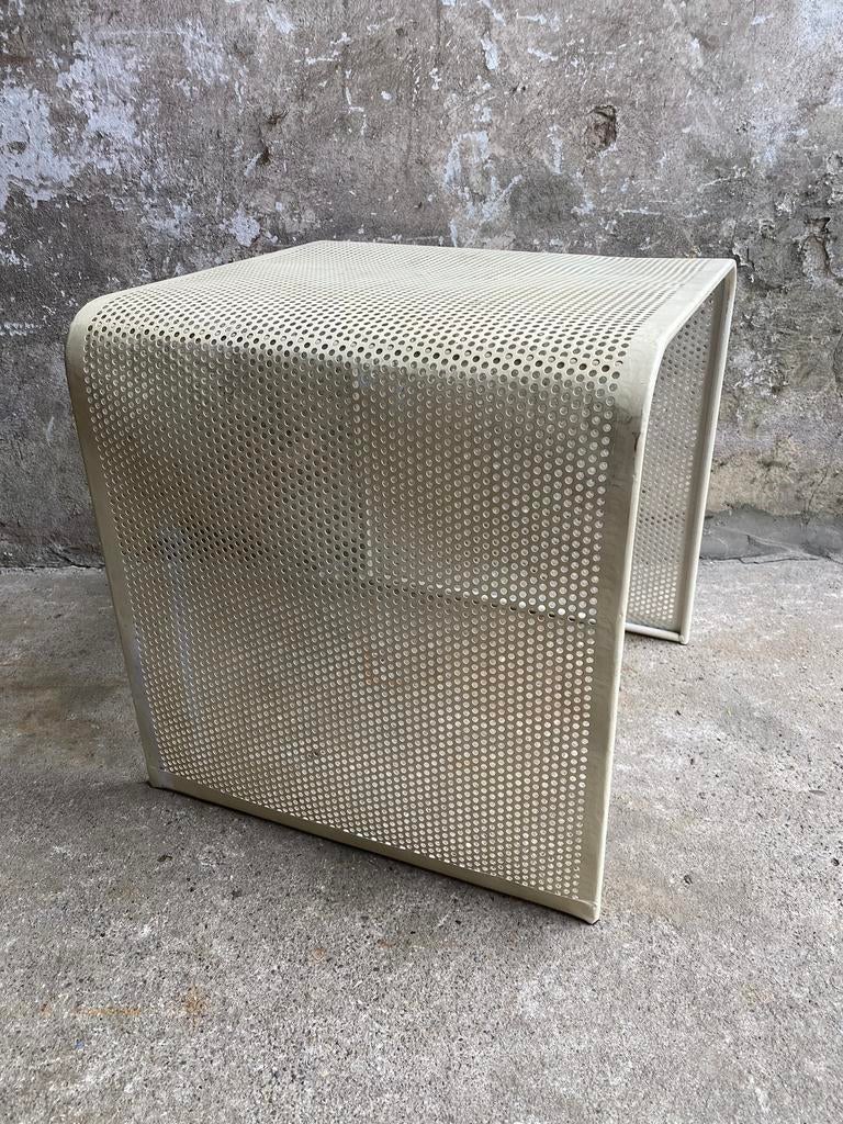 Jaren 80 bijzettafel van geperforeerd aluminium, Ophalen of Verzenden, Huis en Inrichting