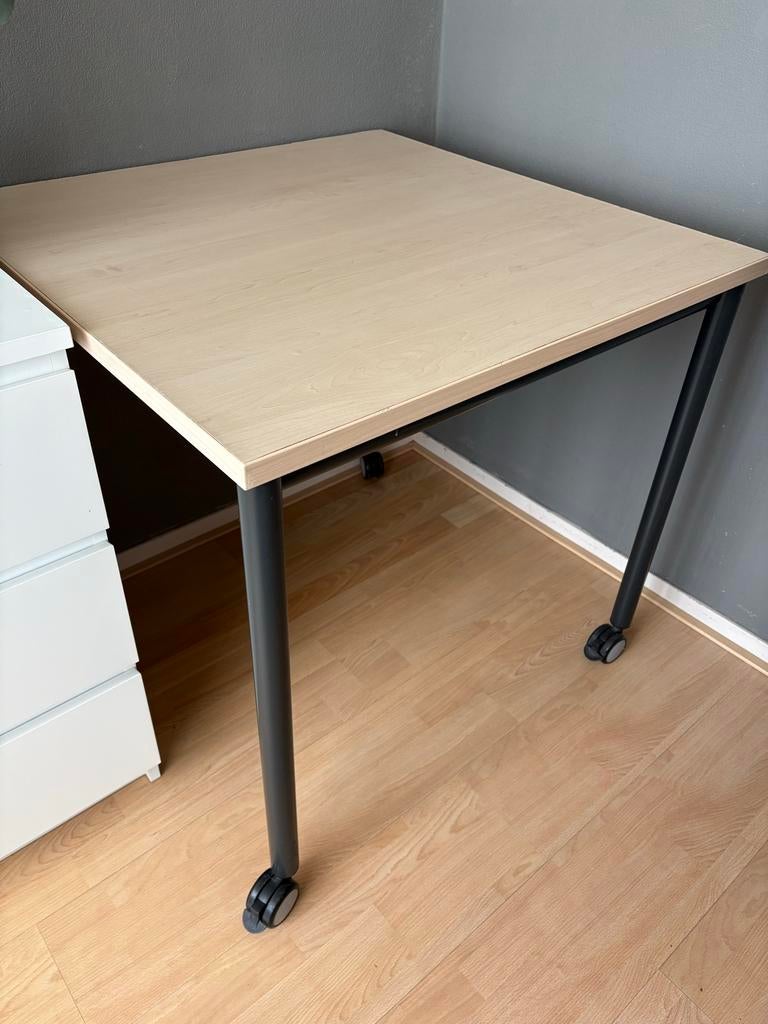 Vierkant bureau op wieltjes 80x80x70h hout kantoor, Huis en Inrichting, Bureaus, Ophalen, Overige typen, Gebruikt, Hout