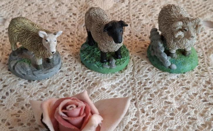 3 Kleine handgemaakte beeldjes, 2 schaapjes, 1 ram, ELGATE, Ophalen of Verzenden, Gebruikt, Dier