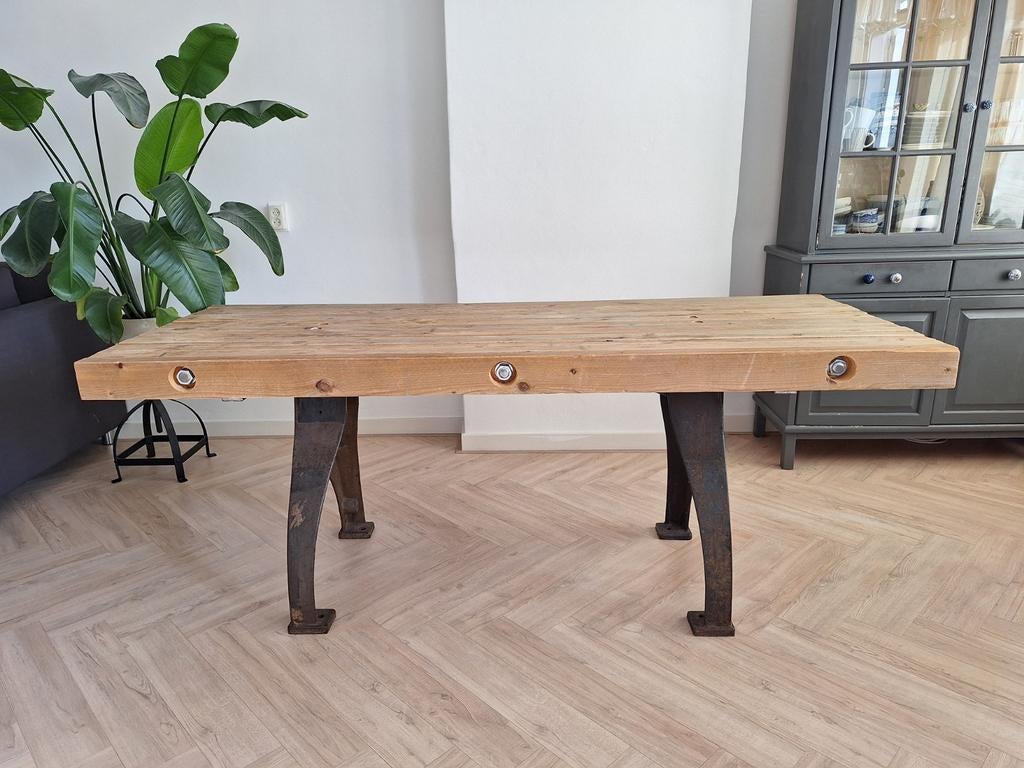 Industriële tafel: Houten blad met gietijzeren poten, Gebruikt, 50 tot 100 cm, Vijf personen of meer, Rechthoekig