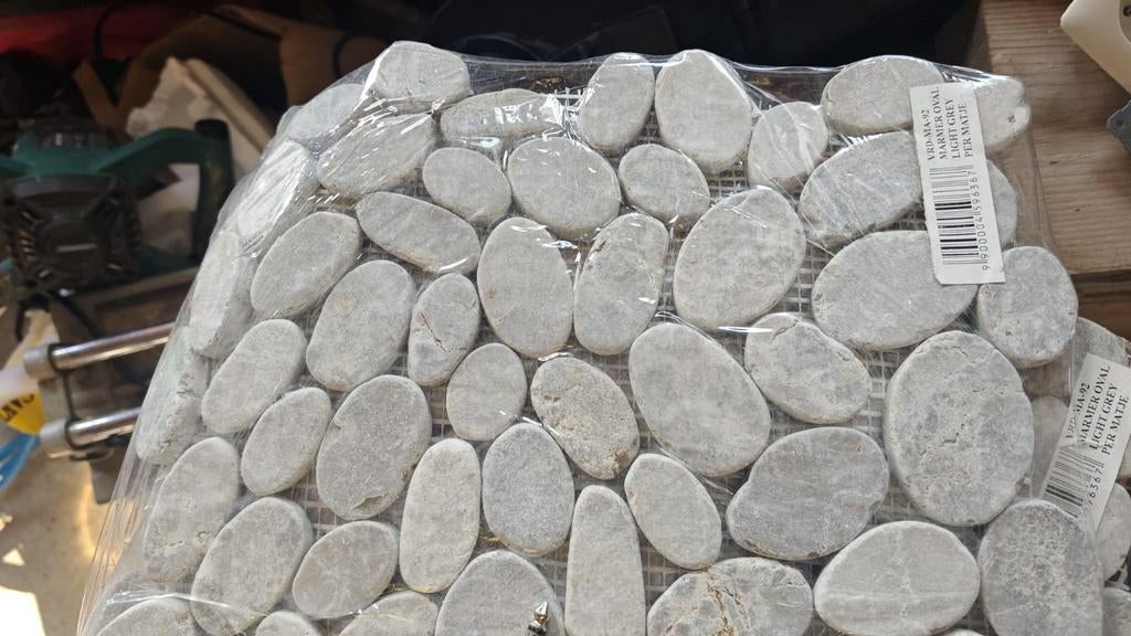 2 m² tegelmatjes mozaïvan lichtgrijze ovale marmeren kiezels, Wandtegels, Nieuw, Ophalen of Verzenden, 20 tot 40 cm