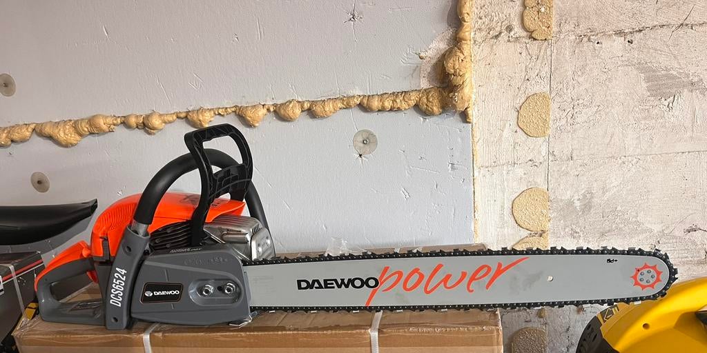 Daewoo dcs6524 kettingzaag nieuw 65cc 60cm blad, Doe-het-zelf en Verbouw, Gereedschap | Zaagmachines, Ophalen, Kettingzaag, Nieuw