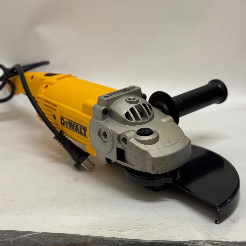 DeWalt D28400-QS Type 3 Haakse Slijper, Dewalt, Zo goed als nieuw, Support@dewalt.com, 701 E. Joppa Road
Towson, MD 21286
USA