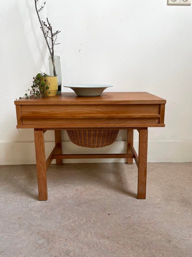Vintage Deens Bijzettafel/Nachtkastje met Mand - Eikenfineer, Ophalen, Gebruikt, 50 tot 100 cm, Deens scandinavisch danish mid-century