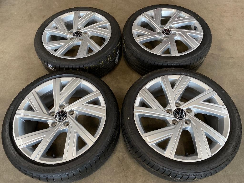 18 inch originele Bergamo velgen + zomerbanden VW Golf 8, Auto-onderdelen, Banden en Velgen, 18 inch, Gebruikt, Banden en Velgen