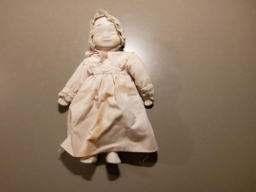 Vintage porseleinen babypop met slaapmutsje en jurk, Ophalen of Verzenden, Gebruikt, Babypop