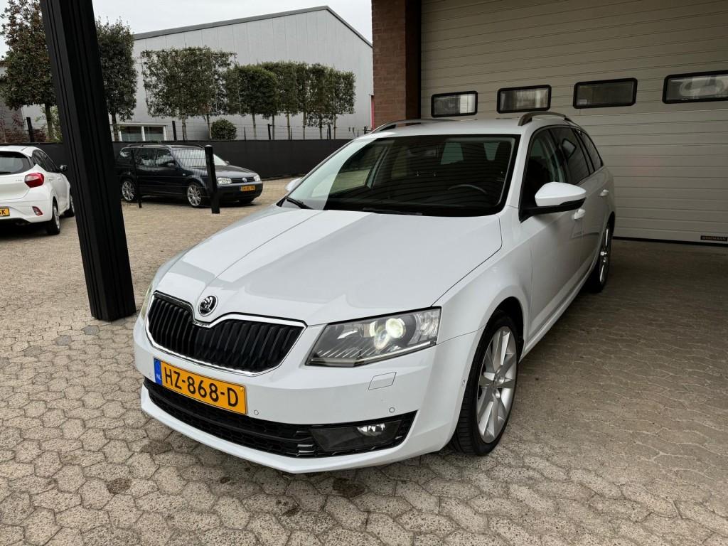 Skoda OCTAVIA Combi 1.2 TSI xenon camera keyless carplay, Gebruikt, Euro 6, 4 cilinders, Origineel Nederlands