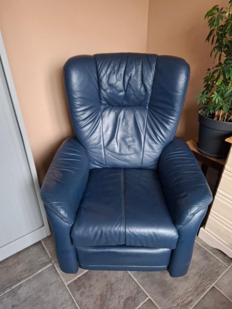 Relaxfauteuil, elektrisch met sta-op & massage functies, Ophalen, Gebruikt, 50 tot 75 cm, Leer