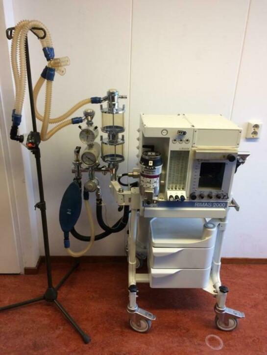 Dräger anesthesieset, kar + beademing Ventilog II dierenarts