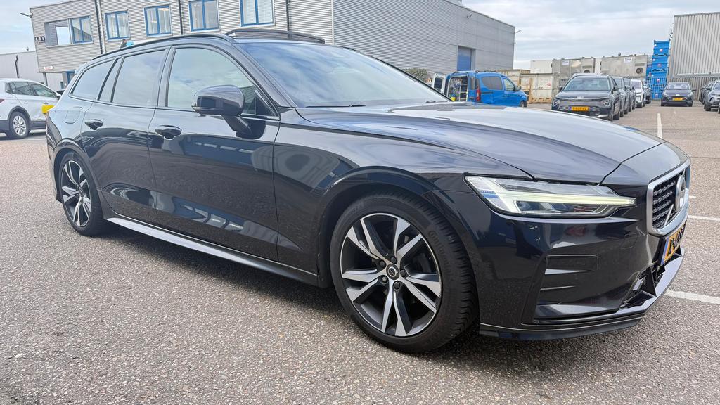 Volvo V60 D3 150pk Geartronic 2019 Zwart R Design, Auto's, Volvo, 1800 kg, 4 cilinders, 1969 cc, Zwart