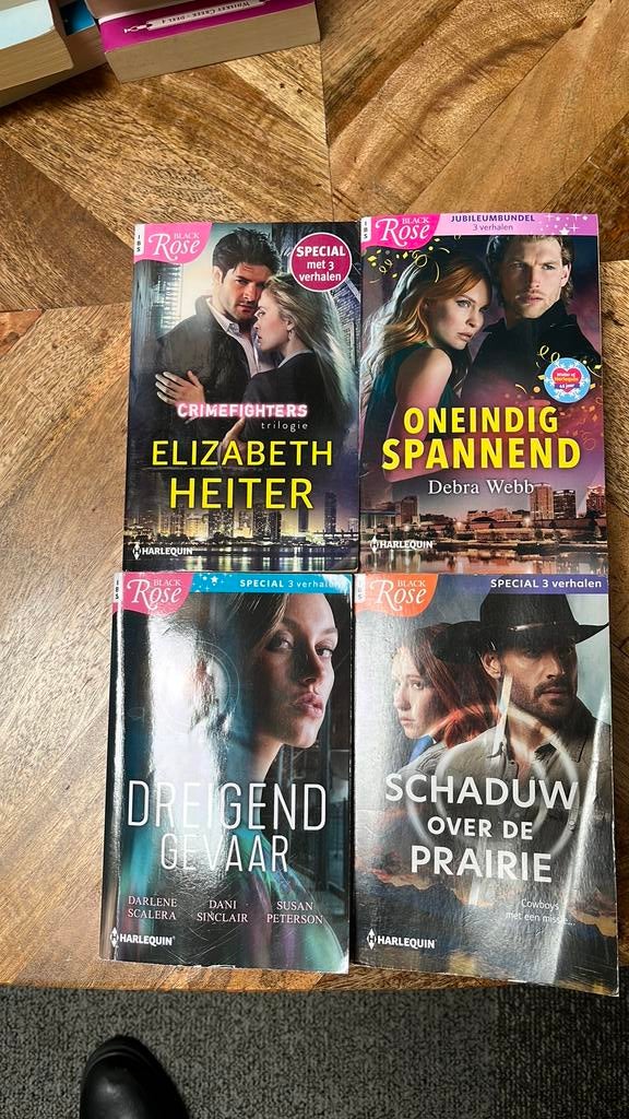 4 stuks IBS Black Rose 3-verhalenbundels, Boeken, Thrillers, Zo goed als nieuw, Nederland, Ophalen of Verzenden