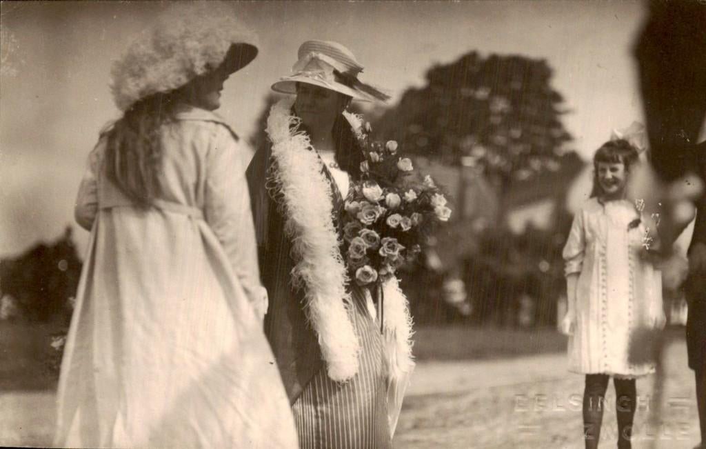 Zwolle - Dames - Met boeket, Ophalen of Verzenden, 1920 tot 1940, Gelopen, Overijssel