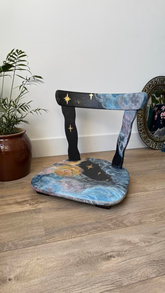 Meditatiestoel met Leuning - Handgeschilderd Sterrenstelsel, Huis en Inrichting, Stoelen, Zo goed als nieuw, Eén, Hout, Overige kleuren