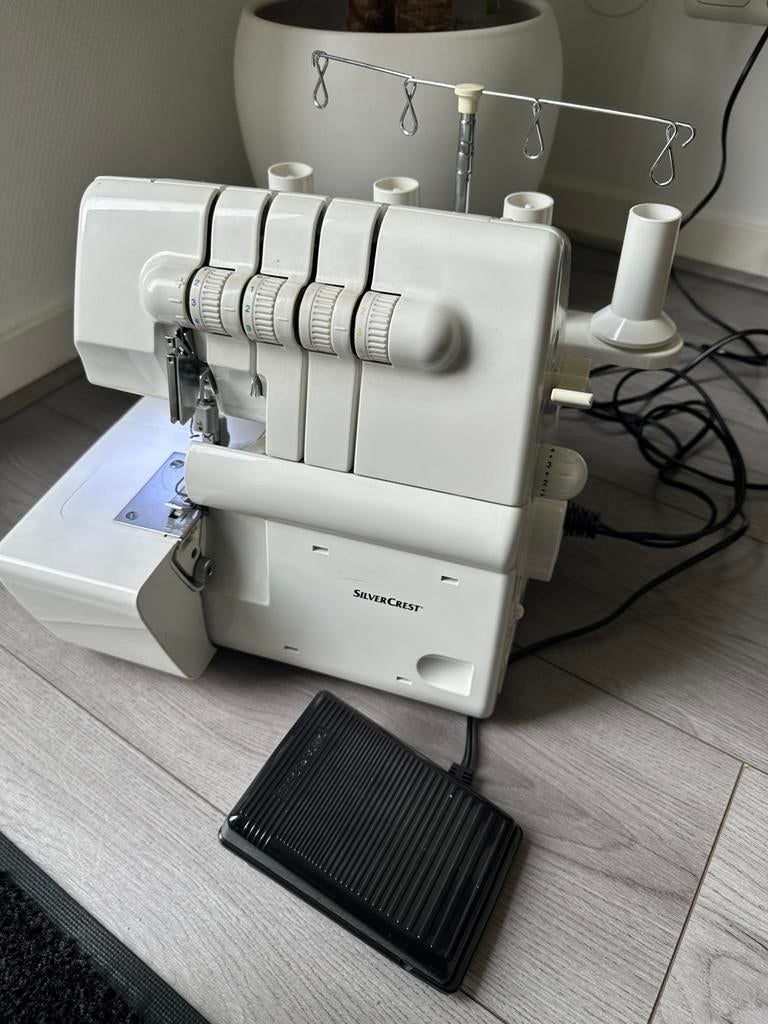 silvercrest son 90 a1, Hobby en Vrije tijd, Naaimachines en Toebehoren, Ophalen, Zo goed als nieuw, Lockmachine, Overige merken