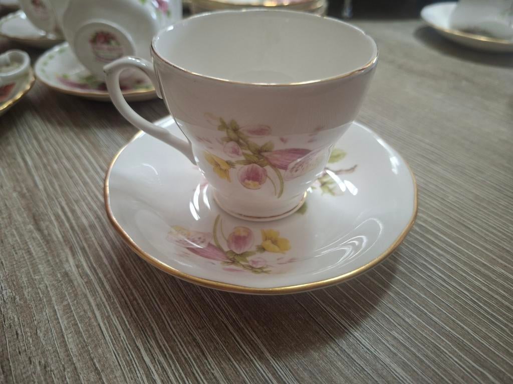 Vintage duchess porseleinen theekop en schotel bloemmotief, Ophalen of Verzenden