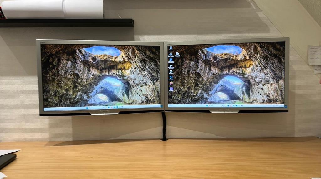 2x Philips hp beeldschermen met ophangsysteem, Ophalen, Gebruikt, IPS, Kantelbaar
