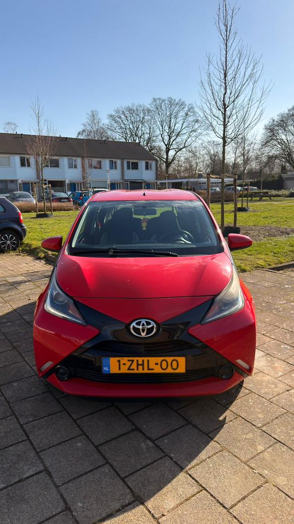 Toyota Aygo 1.0 12V Vvt-i Ddrs 2015 Rood. Nieuw Apk!, Voorwielaandrijving, 4 stoelen, Origineel Nederlands, Handgeschakeld