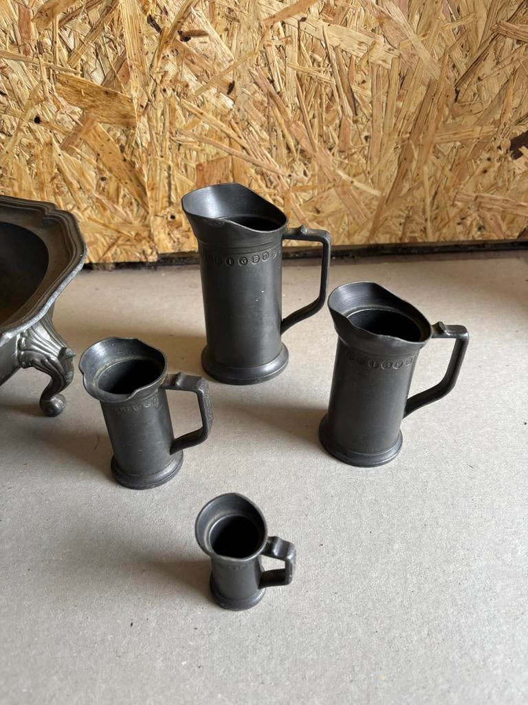 Tinnen set. Schaal op pootjes en 4 bijpassende kannetjes., Ophalen