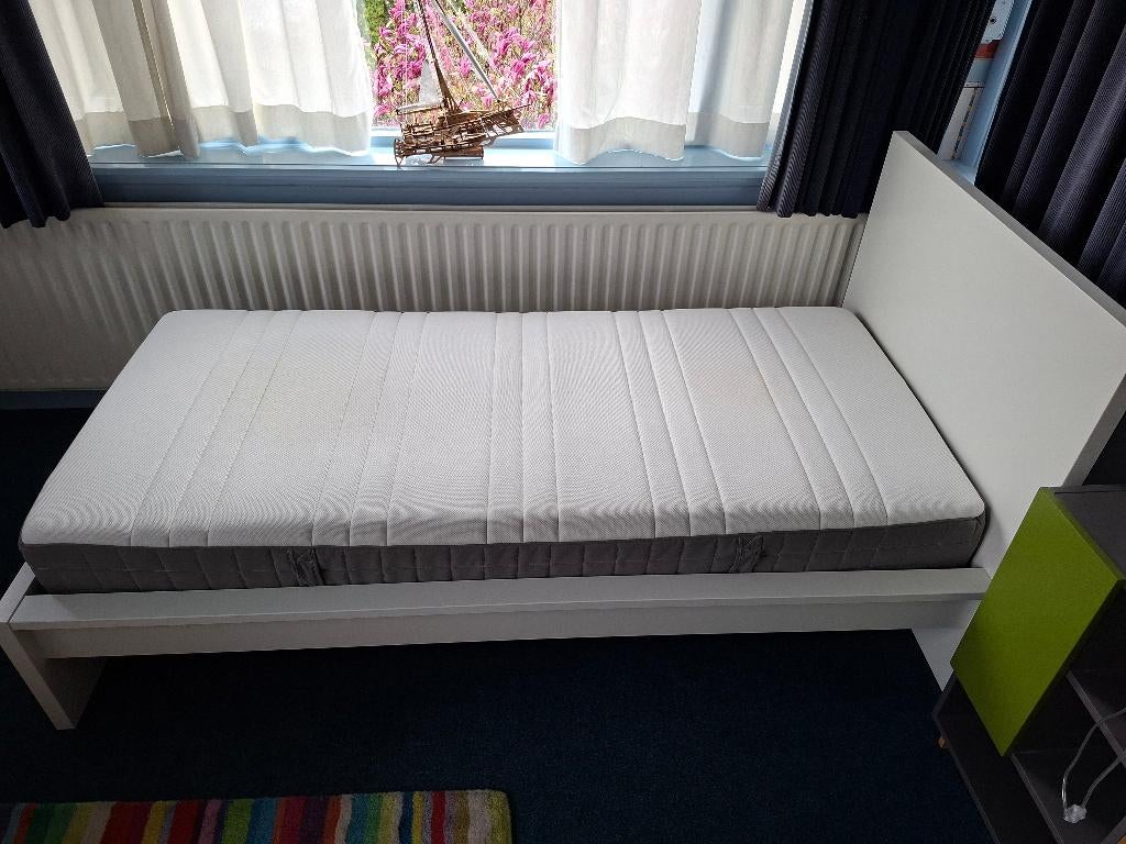 Bed (wit; 2 meter) incl. lattenbodem + matras, Huis en Inrichting, Ophalen, 90 cm, Eenpersoons, Wit