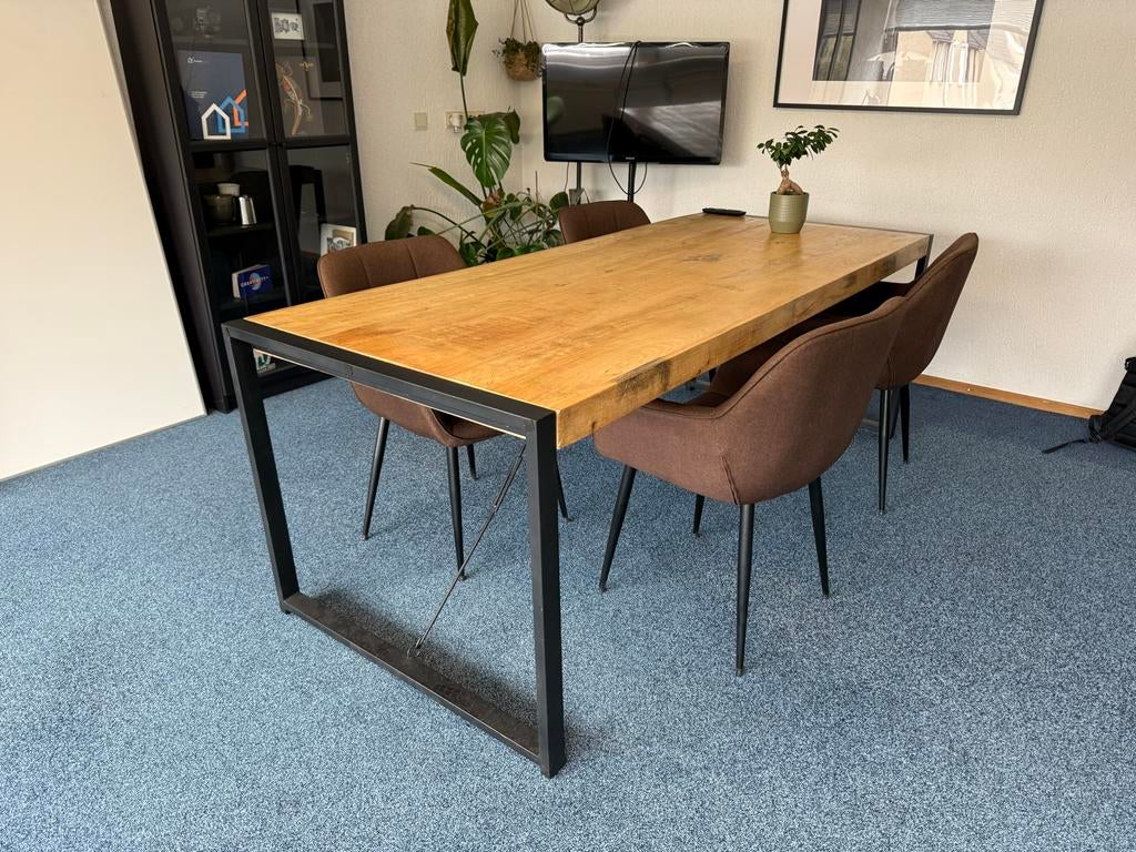 Eettafel met houten blad en stalen poten, Huis en Inrichting, Tafels | Eettafels, Gebruikt, 50 tot 100 cm, 150 tot 200 cm, Vijf personen of meer
