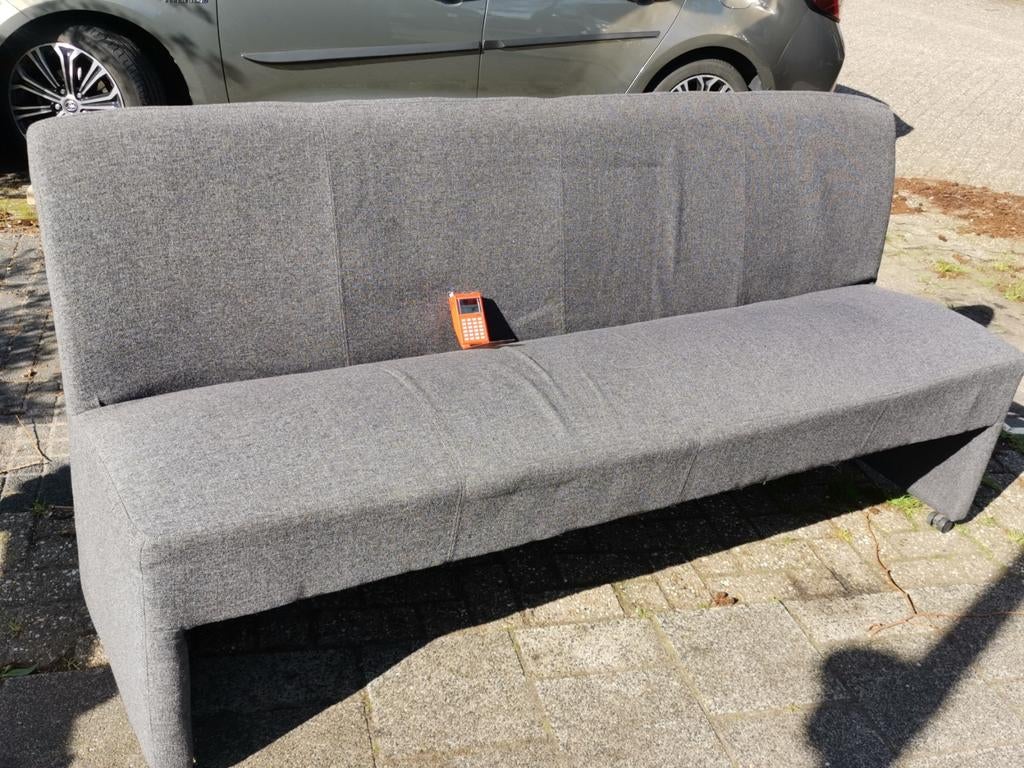 Verrijdbare 4 zits wachtkamer bank, Lichtgrijs op 4 wielen, Ophalen, Gebruikt, 150 tot 200 cm, Tweepersoons