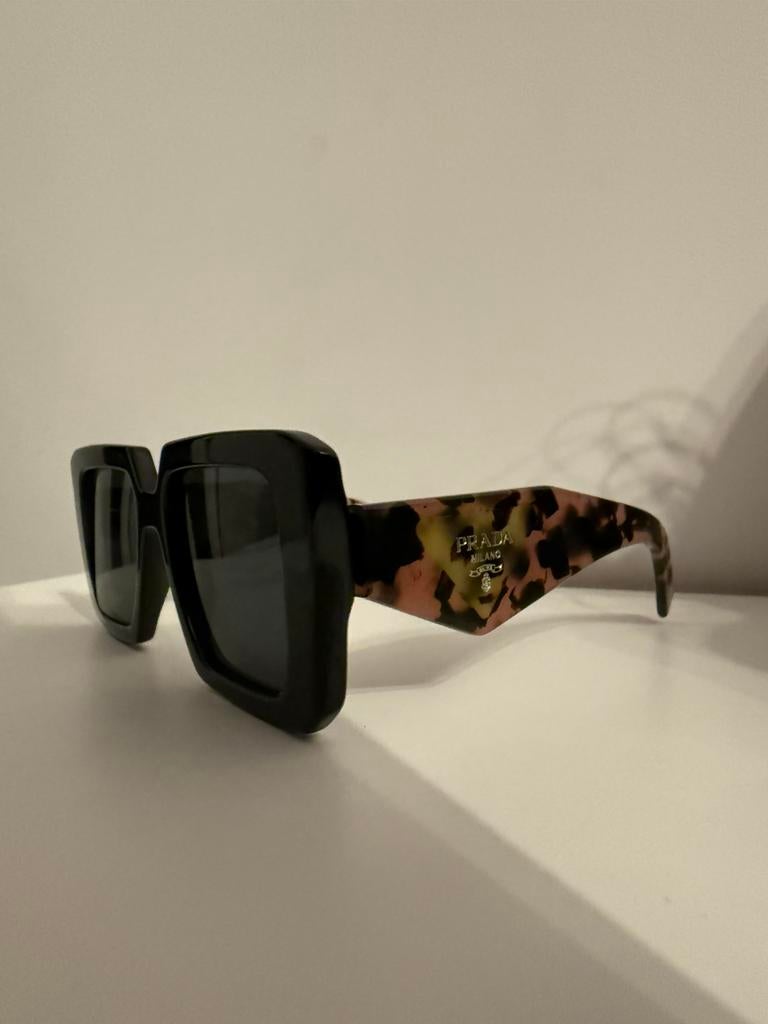 Prada zonnebril zwart/roze, Sieraden, Tassen en Uiterlijk, Zonnebrillen en Brillen | Dames, Zo goed als nieuw, Zonnebril, Prada